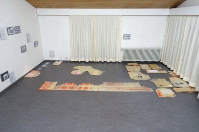 HANDLUNGSSTÜCKE, studio installation with objects and drawings (2020)