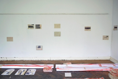 Position und Formation (placement and positioning, situation 1), wall installation with drawings, studio views, 06/21