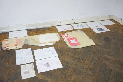 horizontal situation with ten drawings and two bodies, wall drawing, 12/21 (placement and positioning)